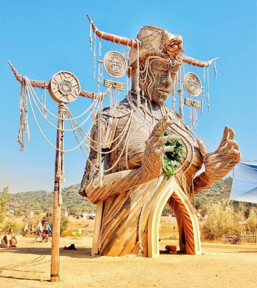 Daniel Popper's audiovisual sculptures creating the atmosphere of festivals