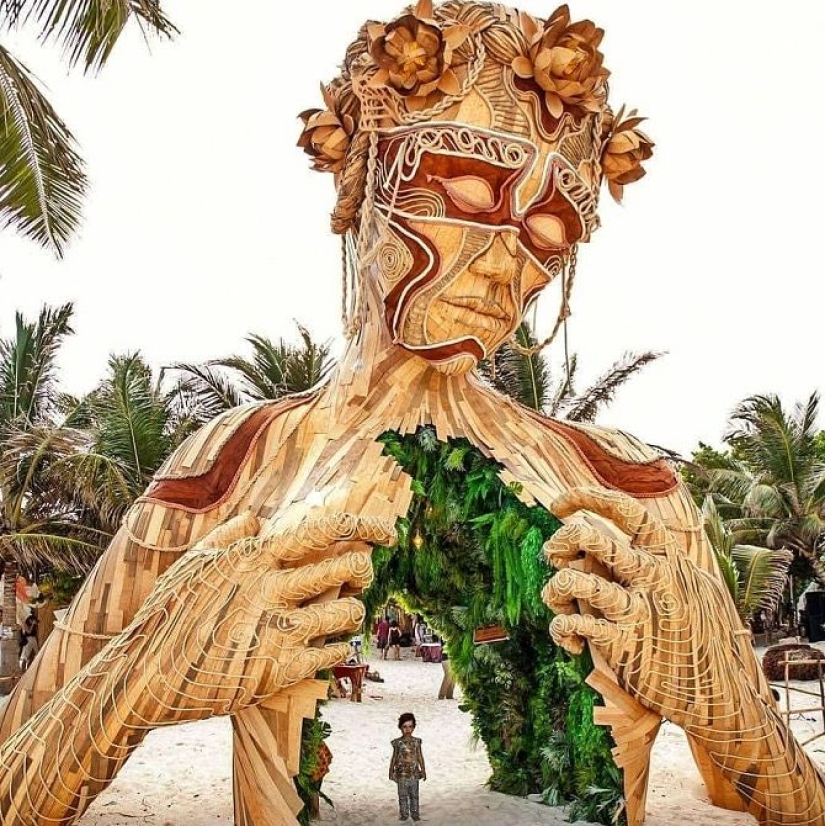 Daniel Popper's audiovisual sculptures creating the atmosphere of festivals