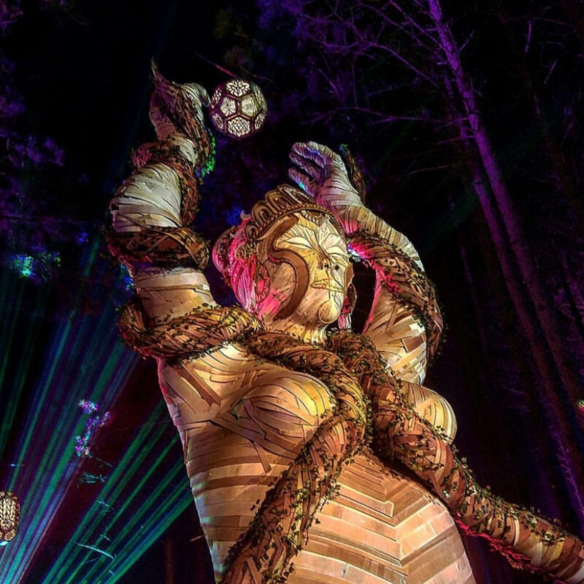 Daniel Popper's audiovisual sculptures creating the atmosphere of festivals