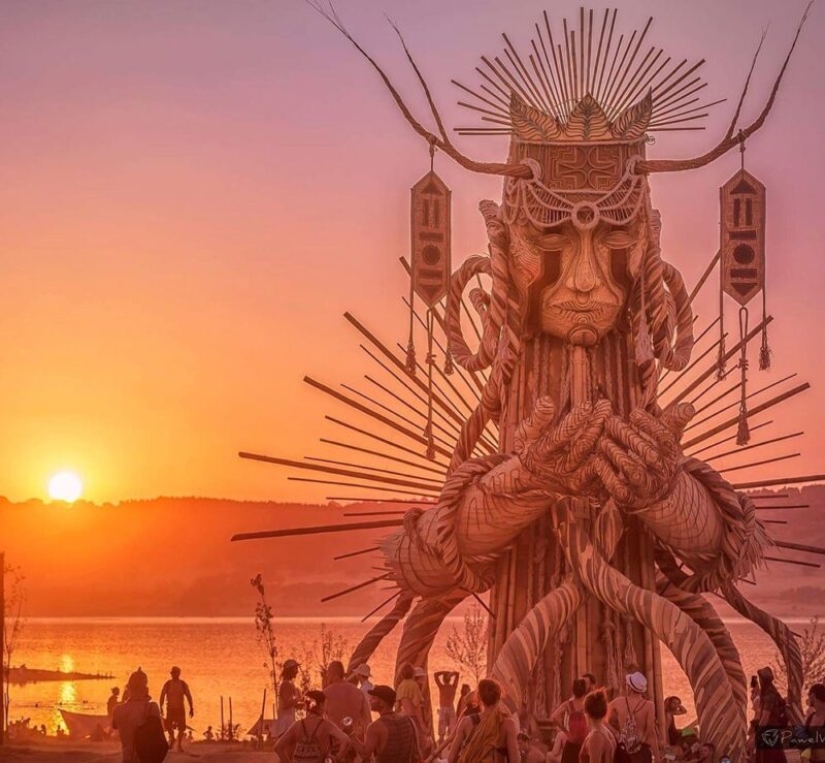 Daniel Popper's audiovisual sculptures creating the atmosphere of festivals