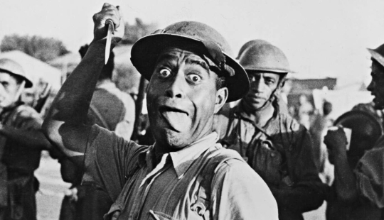 Danza de guerra de la nueva zelanda Maorí batallón en el desierto