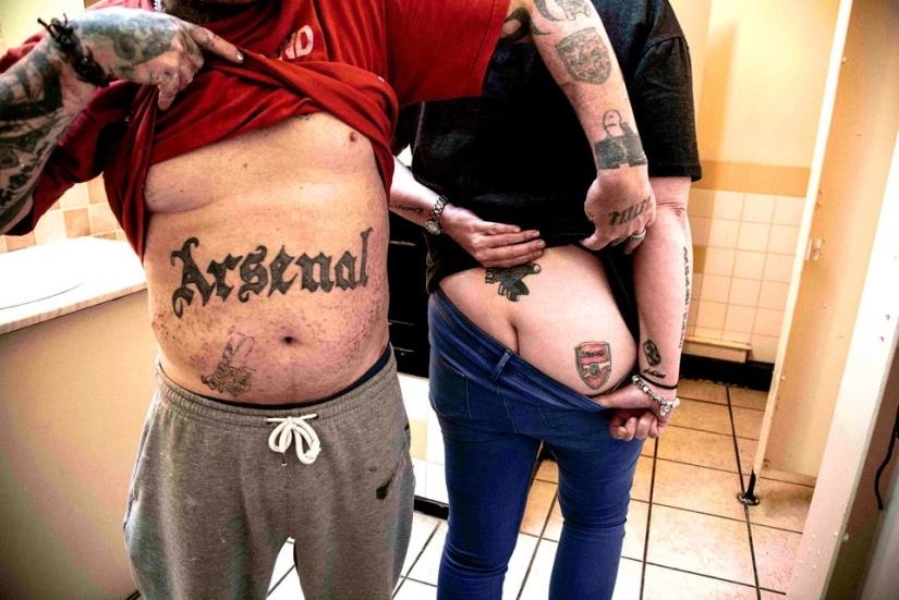 Dark deeds: fotos atrevidas de la vida nocturna en los lugares sórdidos de Londres Dark deeds: fotos atrevidas de la vida nocturna en los lugares sórdidos de Londres