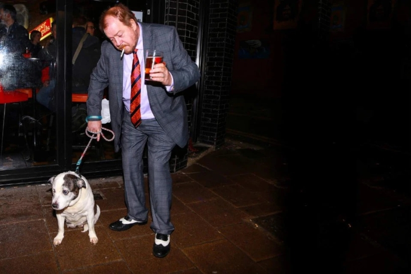 Dark deeds: fotos atrevidas de la vida nocturna en los lugares sórdidos de Londres Dark deeds: fotos atrevidas de la vida nocturna en los lugares sórdidos de Londres