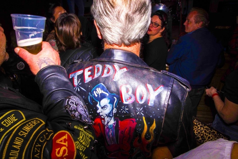 Dark deeds: fotos atrevidas de la vida nocturna en los lugares sórdidos de Londres Dark deeds: fotos atrevidas de la vida nocturna en los lugares sórdidos de Londres