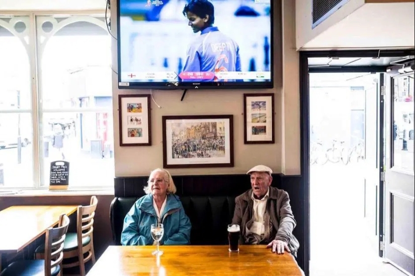 Dark deeds: fotos atrevidas de la vida nocturna en los lugares sórdidos de Londres Dark deeds: fotos atrevidas de la vida nocturna en los lugares sórdidos de Londres