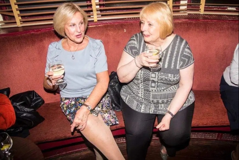 Dark deeds: fotos atrevidas de la vida nocturna en los lugares sórdidos de Londres Dark deeds: fotos atrevidas de la vida nocturna en los lugares sórdidos de Londres