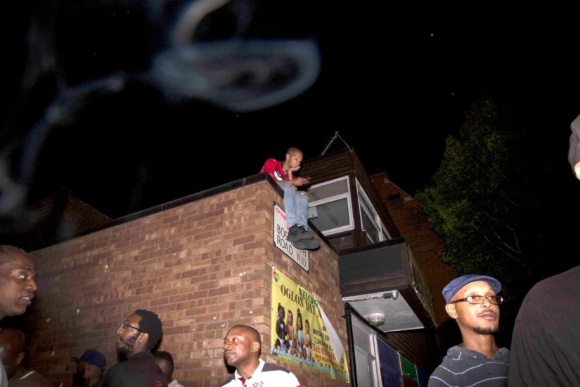 Dark deeds: fotos atrevidas de la vida nocturna en los lugares sórdidos de Londres Dark deeds: fotos atrevidas de la vida nocturna en los lugares sórdidos de Londres