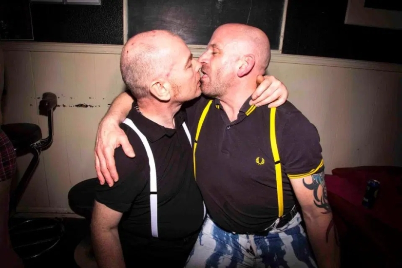 Dark deeds: fotos atrevidas de la vida nocturna en los lugares sórdidos de Londres Dark deeds: fotos atrevidas de la vida nocturna en los lugares sórdidos de Londres