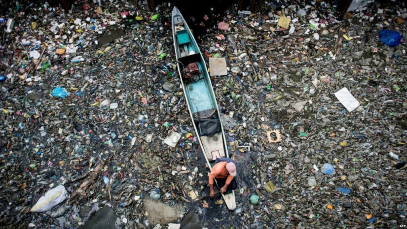 Dead water: what does Chitarum look like - the dirtiest river on the planet