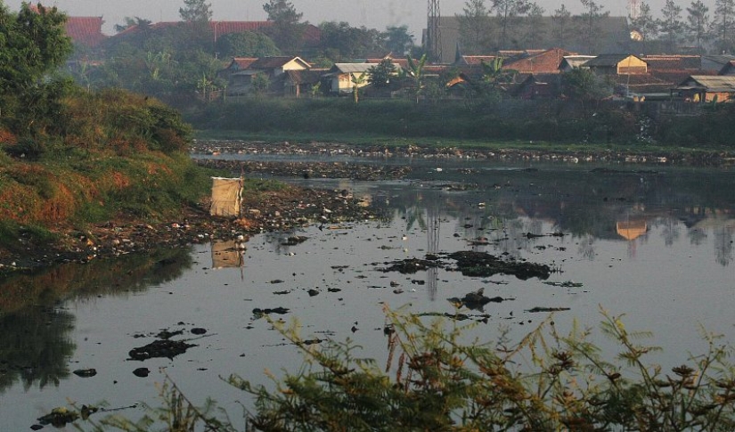Dead water: what does Chitarum look like - the dirtiest river on the planet