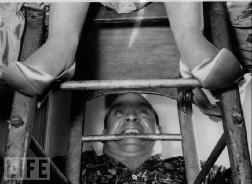 Deadly Number-Acrobacias locas en fotos retro