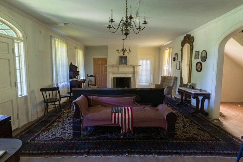 Disappeared feel the great spirit of America: walk through the abandoned old mansion Disappeared feel the great spirit of America: walk through the abandoned old mansion