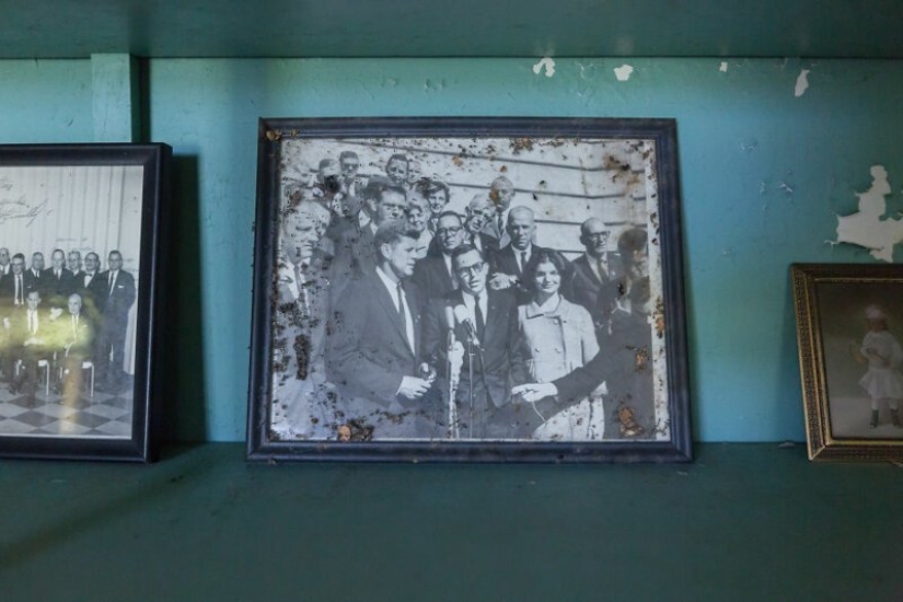 Disappeared feel the great spirit of America: walk through the abandoned old mansion Disappeared feel the great spirit of America: walk through the abandoned old mansion