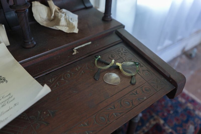 Disappeared feel the great spirit of America: walk through the abandoned old mansion Disappeared feel the great spirit of America: walk through the abandoned old mansion