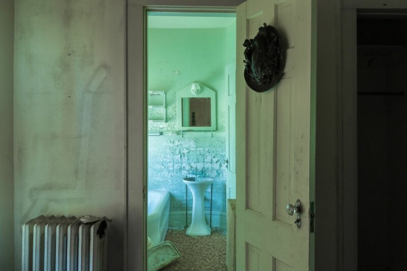 Disappeared feel the great spirit of America: walk through the abandoned old mansion Disappeared feel the great spirit of America: walk through the abandoned old mansion