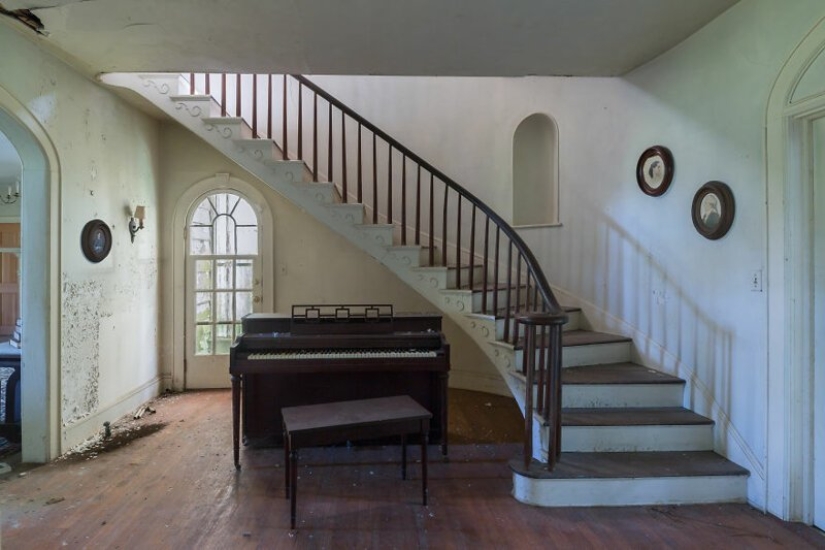 Disappeared feel the great spirit of America: walk through the abandoned old mansion Disappeared feel the great spirit of America: walk through the abandoned old mansion