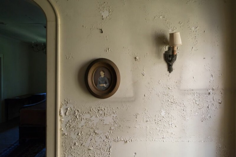 Disappeared feel the great spirit of America: walk through the abandoned old mansion Disappeared feel the great spirit of America: walk through the abandoned old mansion