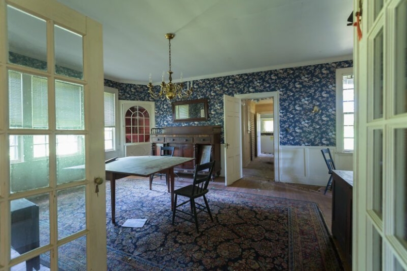 Disappeared feel the great spirit of America: walk through the abandoned old mansion Disappeared feel the great spirit of America: walk through the abandoned old mansion