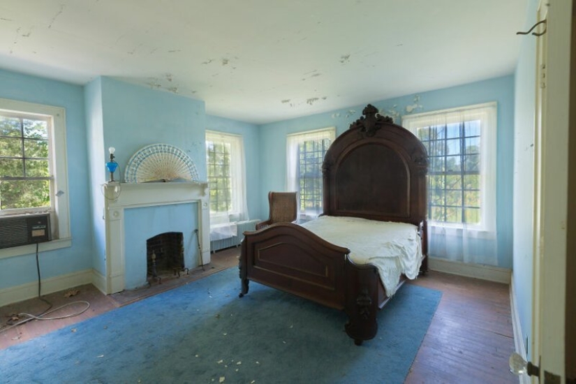 Disappeared feel the great spirit of America: walk through the abandoned old mansion Disappeared feel the great spirit of America: walk through the abandoned old mansion