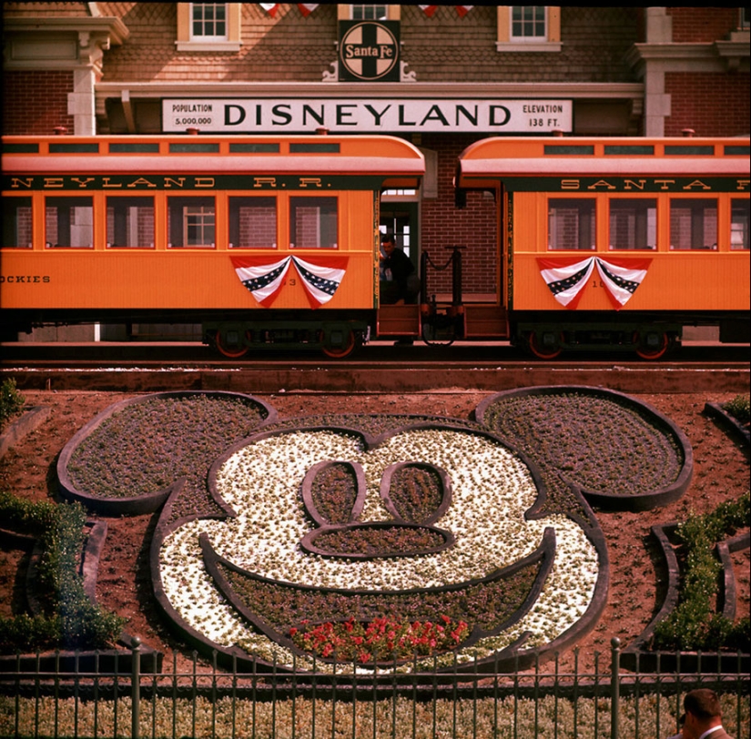 Disneyland en su día de apertura en 1955 Disneyland en su día de apertura en 1955
