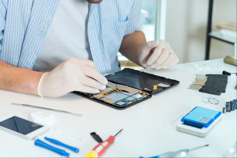 Don&#39;t Rush to &quot;Save&quot; Your Phone: How Service Centers Deceive Customers