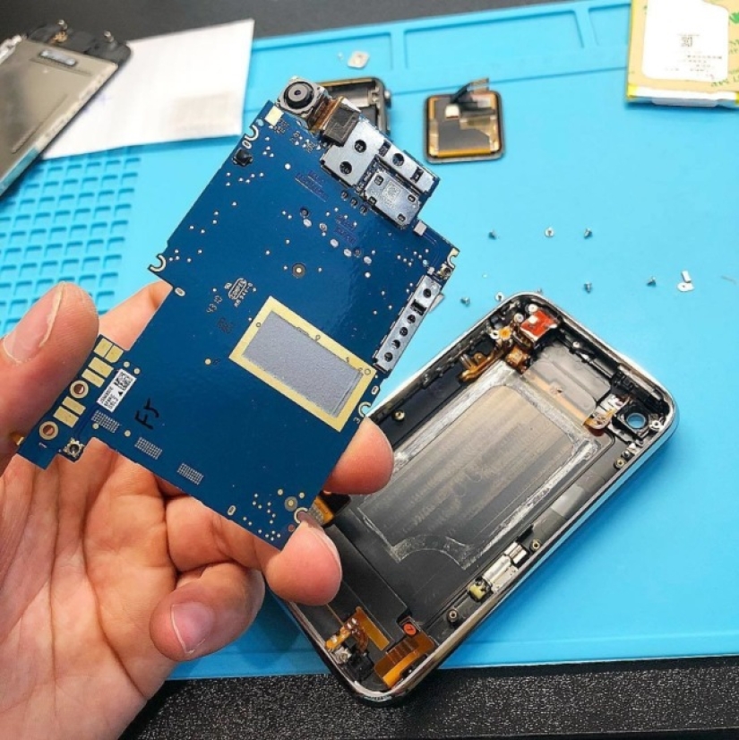 Don&#39;t Rush to &quot;Save&quot; Your Phone: How Service Centers Deceive Customers