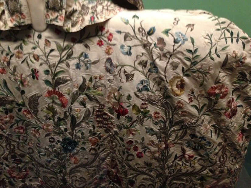 Dress Mantua luxurious, but terribly uncomfortable invention gallant century