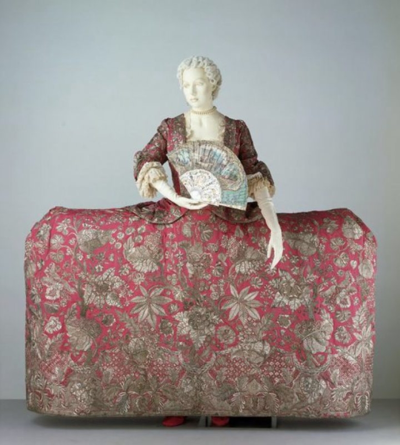 Dress Mantua luxurious, but terribly uncomfortable invention gallant century