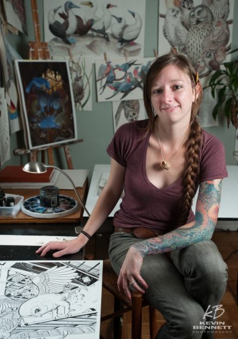 El artista hace lindas casas para pájaros El artista hace lindas casas para pájaros