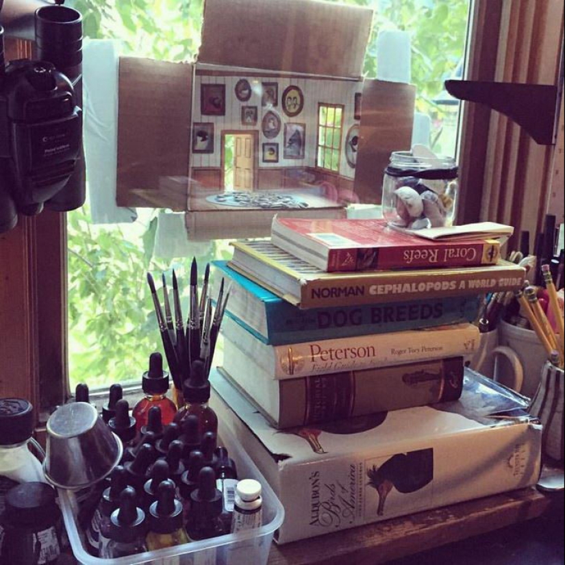 El artista hace lindas casas para pájaros El artista hace lindas casas para pájaros