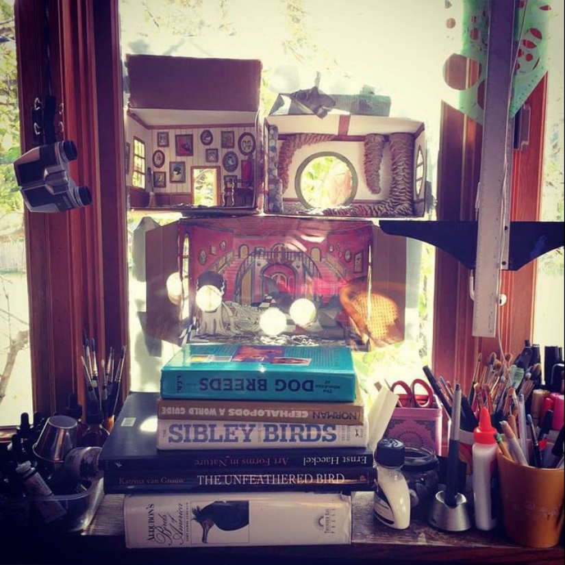 El artista hace lindas casas para pájaros El artista hace lindas casas para pájaros