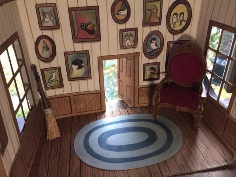 El artista hace lindas casas para pájaros El artista hace lindas casas para pájaros