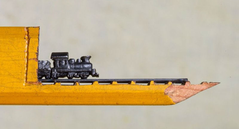 El artista recorta pequeñas obras maestras de pizarras de lápiz