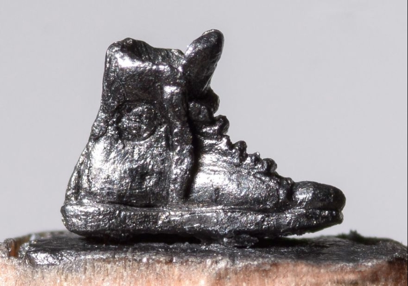 El artista recorta pequeñas obras maestras de pizarras de lápiz