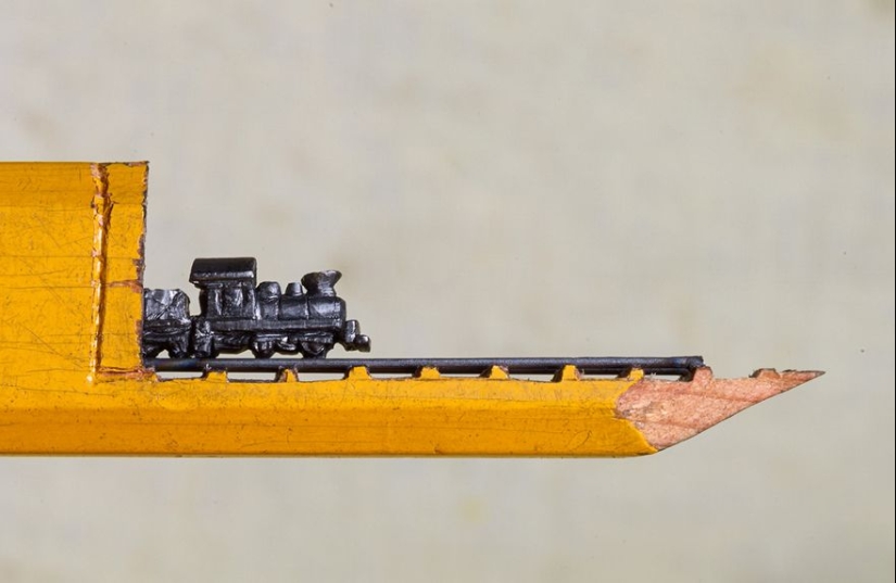 El artista recorta pequeñas obras maestras de pizarras de lápiz