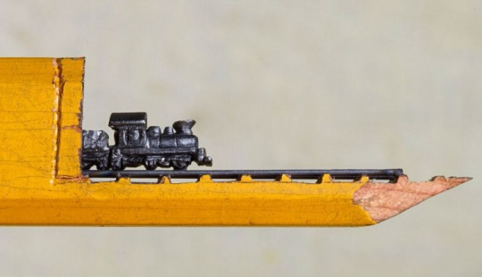 El artista recorta pequeñas obras maestras de pizarras de lápiz El artista recorta pequeñas obras maestras de pizarras de lápiz