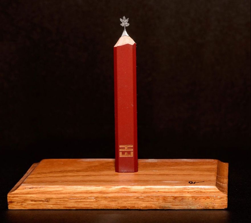 El artista recorta pequeñas obras maestras de pizarras de lápiz