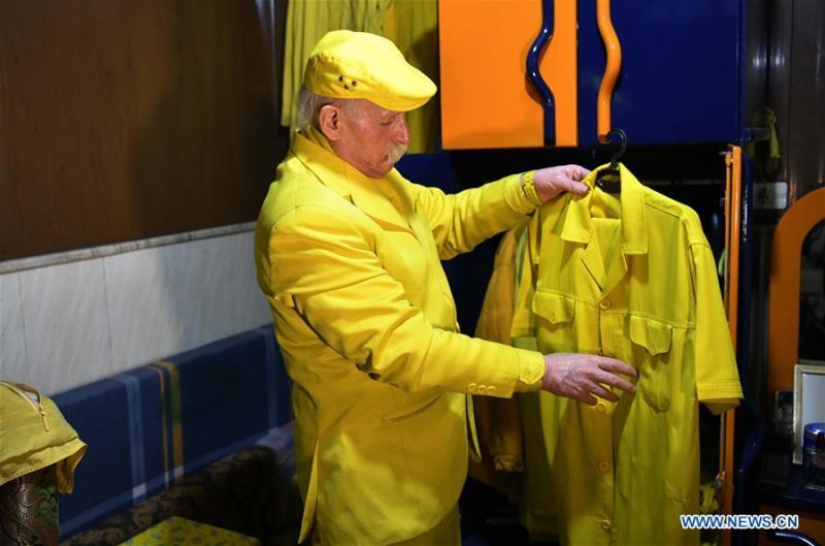 El color del ambiente es amarillo: este anciano sirio ha estado usando ropa de un solo tono durante 35 años