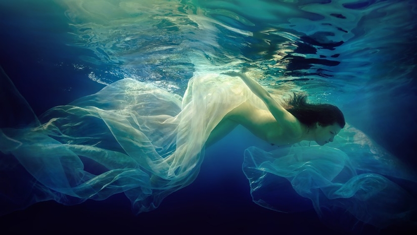 El elemento agua y la belleza del cuerpo femenino en las fotografías de Dmitry Laudin