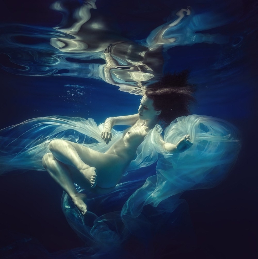 El elemento agua y la belleza del cuerpo femenino en las fotografías de Dmitry Laudin