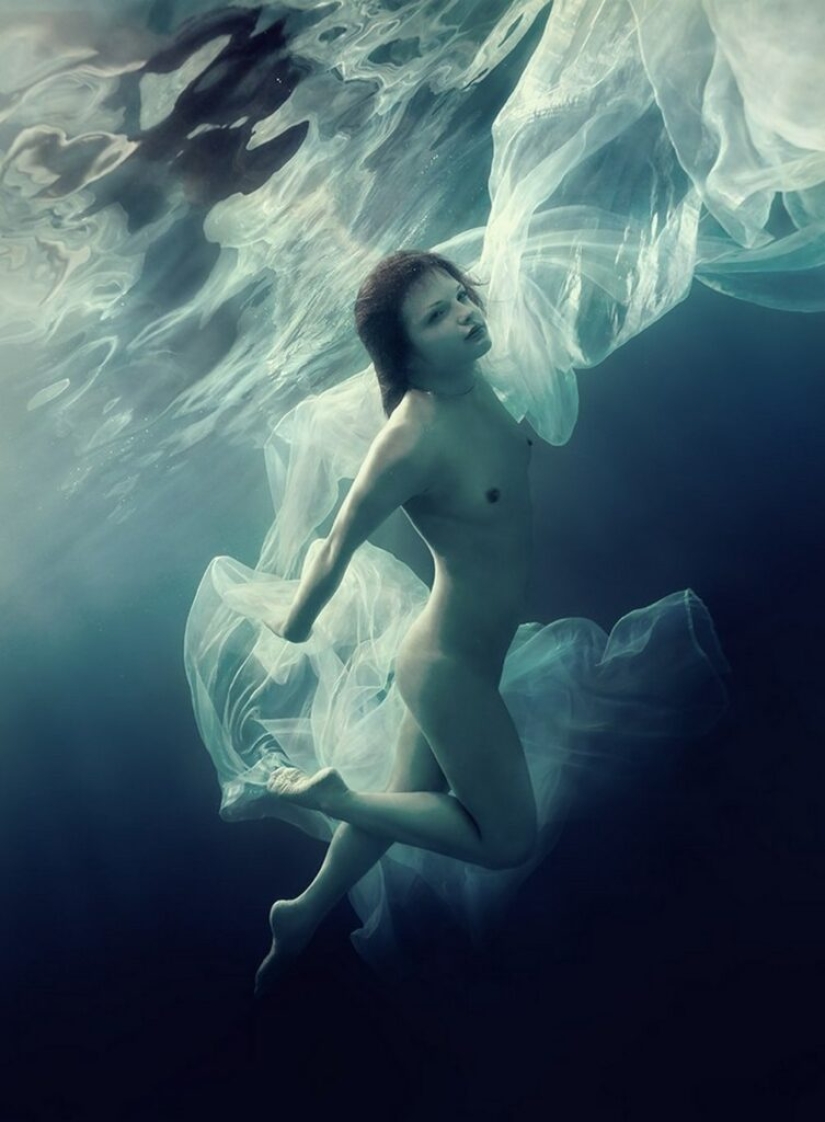 El elemento agua y la belleza del cuerpo femenino en las fotografías de Dmitry Laudin