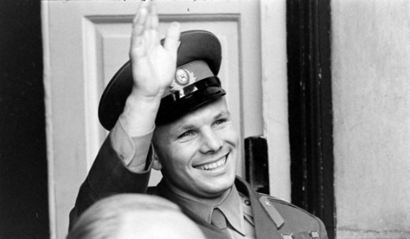"El espacio está llamando a todo el mundo! Y llamada. Cómo vechnyy Zov" (Yuri Gagarin) "El espacio está llamando a todo el mundo! Y llamada. Cómo vechnyy Zov" (Yuri Gagarin)