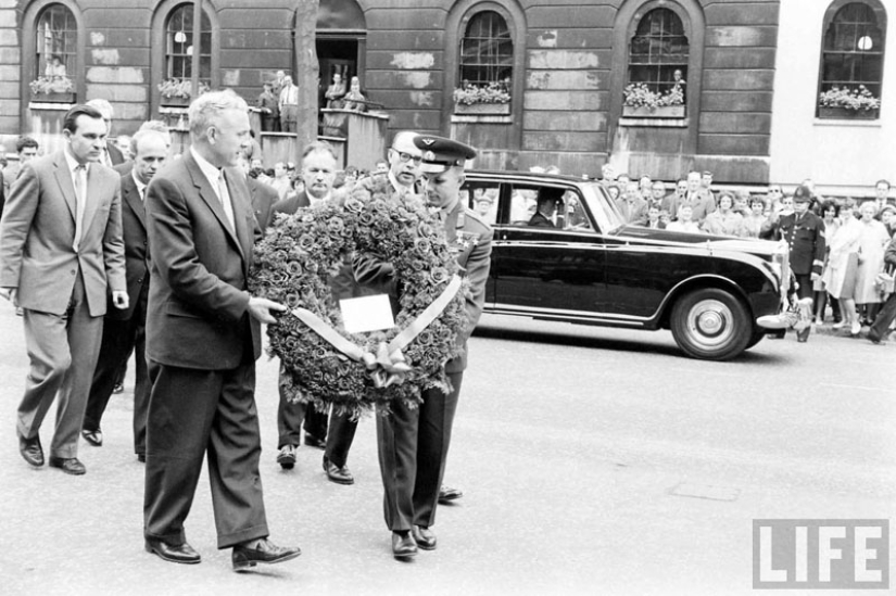 "El espacio está llamando a todo el mundo! Y llamada. Cómo vechnyy Zov" (Yuri Gagarin) "El espacio está llamando a todo el mundo! Y llamada. Cómo vechnyy Zov" (Yuri Gagarin)