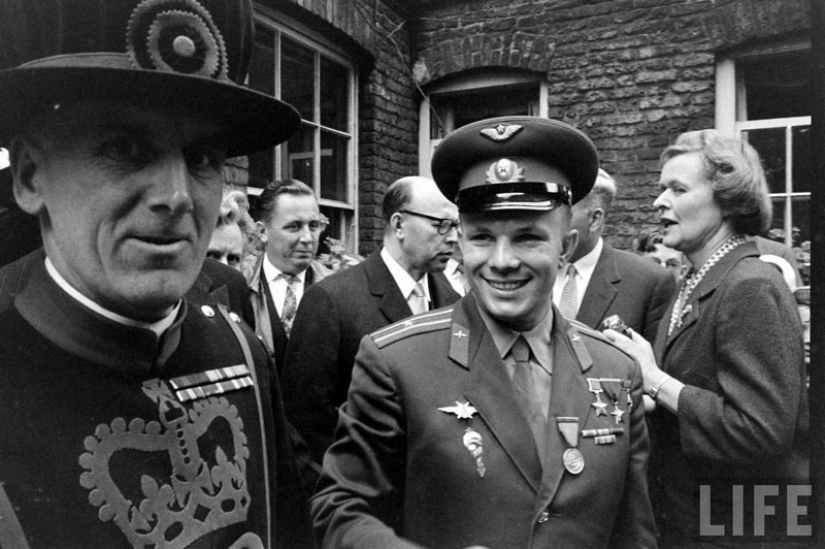 "El espacio está llamando a todo el mundo! Y llamada. Cómo vechnyy Zov" (Yuri Gagarin) "El espacio está llamando a todo el mundo! Y llamada. Cómo vechnyy Zov" (Yuri Gagarin)