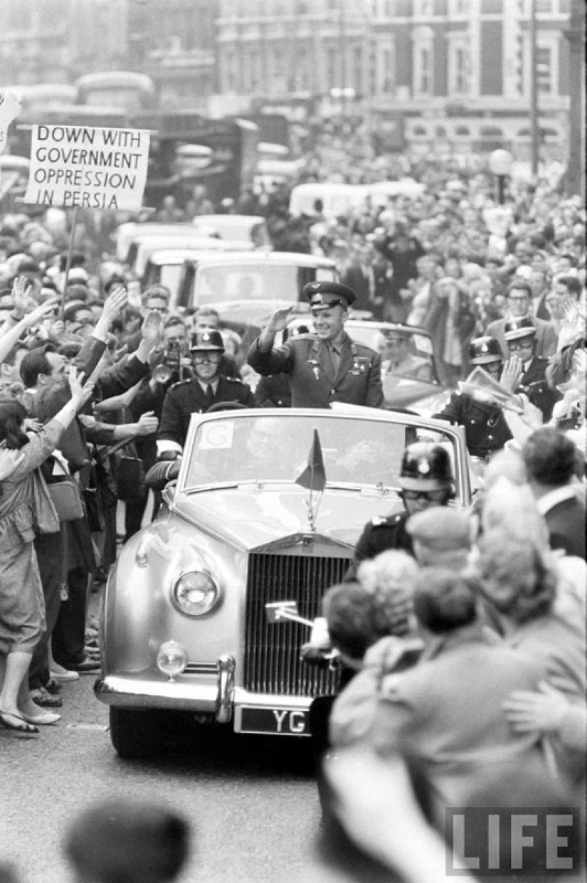 "El espacio está llamando a todo el mundo! Y llamada. Cómo vechnyy Zov" (Yuri Gagarin) "El espacio está llamando a todo el mundo! Y llamada. Cómo vechnyy Zov" (Yuri Gagarin)