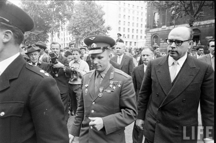 "El espacio está llamando a todo el mundo! Y llamada. Cómo vechnyy Zov" (Yuri Gagarin) "El espacio está llamando a todo el mundo! Y llamada. Cómo vechnyy Zov" (Yuri Gagarin)