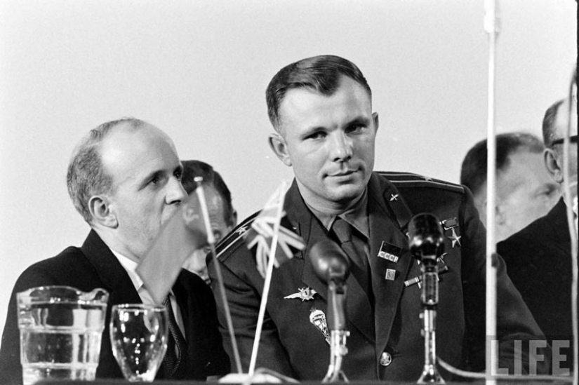 "El espacio está llamando a todo el mundo! Y llamada. Cómo vechnyy Zov" (Yuri Gagarin) "El espacio está llamando a todo el mundo! Y llamada. Cómo vechnyy Zov" (Yuri Gagarin)