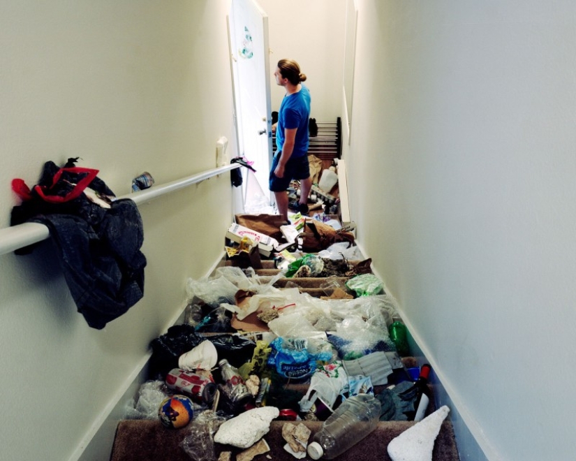 El fotógrafo llenó los apartamentos de los amigos con basura para mostrar lo que estamos haciendo con el planeta