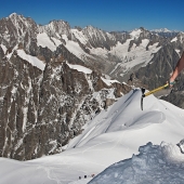 "El hombre de hielo" Wim Hof, conquistando las montañas solo en pantalones cortos