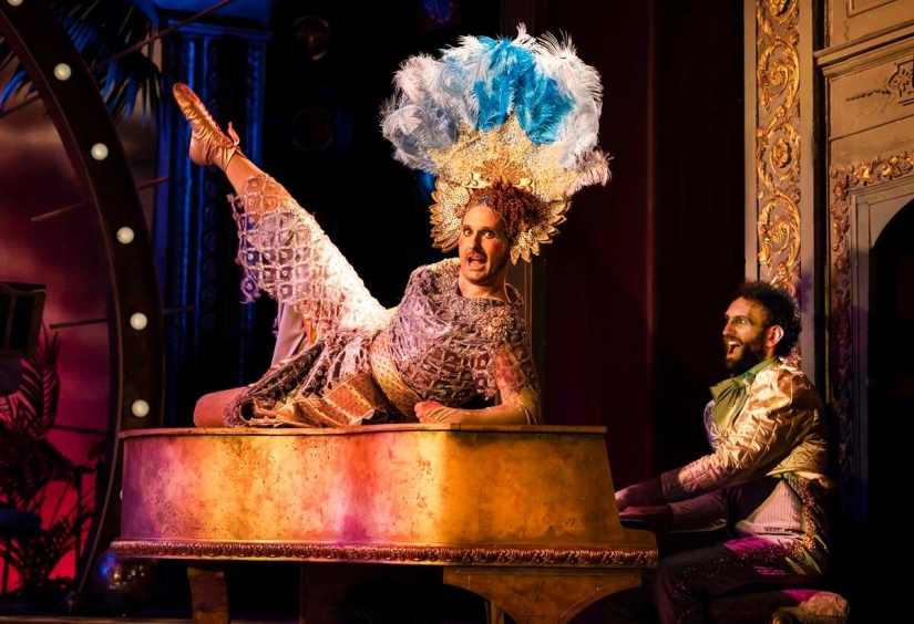 El marqués loco Henry Cyril Paget y su "Teatro de la alegría" El marqués loco Henry Cyril Paget y su "Teatro de la alegría"